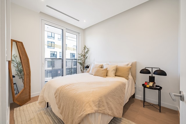 bedroom featuring light wood-style floors, baseboards, and recessed lighting