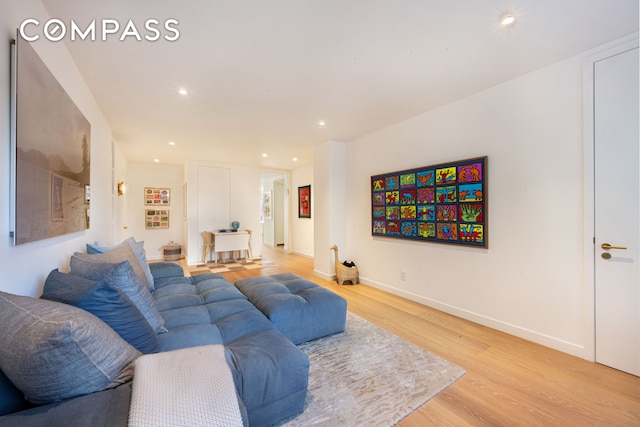 living area featuring light wood finished floors, recessed lighting, and baseboards