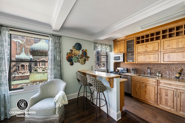 kitchen with appliances with stainless steel finishes, a sink, a kitchen breakfast bar, brown cabinets, and tasteful backsplash