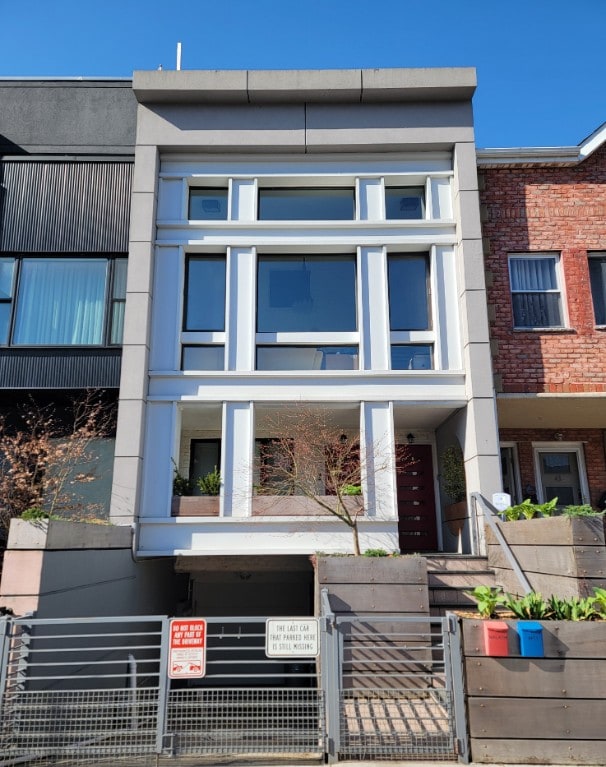 41 Wolcott Street House, New York City, NY 11231 - view of front facade featuring a fenced front yard and stucco siding