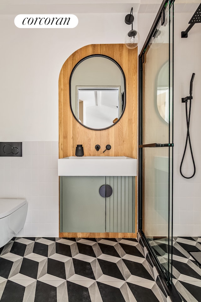 bathroom featuring toilet and tiled shower
