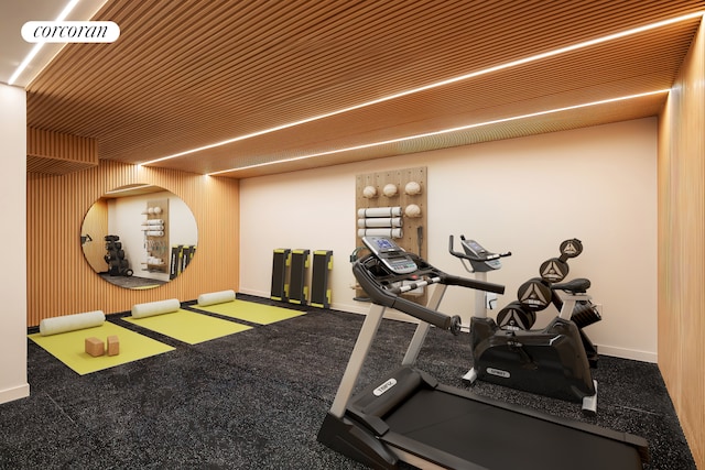exercise room featuring baseboards
