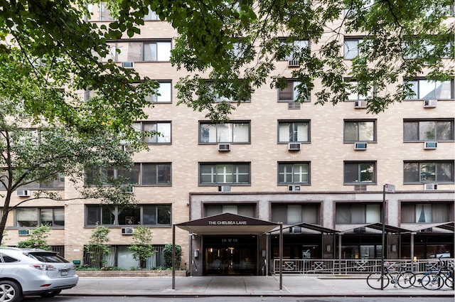view of apartment building / complex