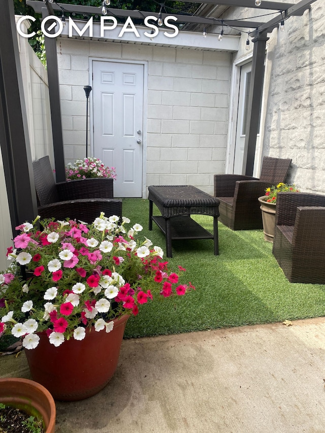 view of yard featuring a patio