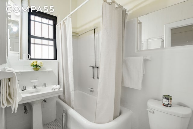 full bathroom with shower / bath combination with curtain and toilet