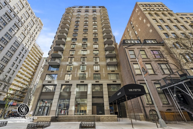 view of apartment building / complex