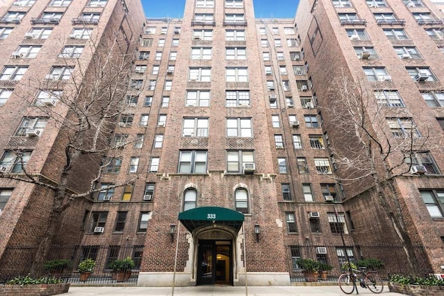 view of apartment building / complex