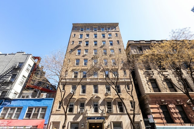 view of apartment building / complex