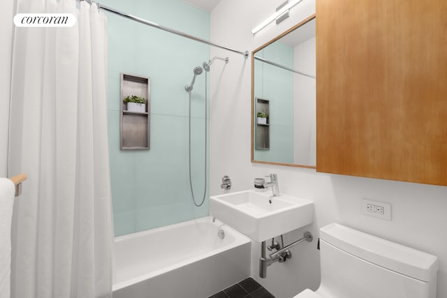 bathroom featuring toilet and shower / bath combo with shower curtain