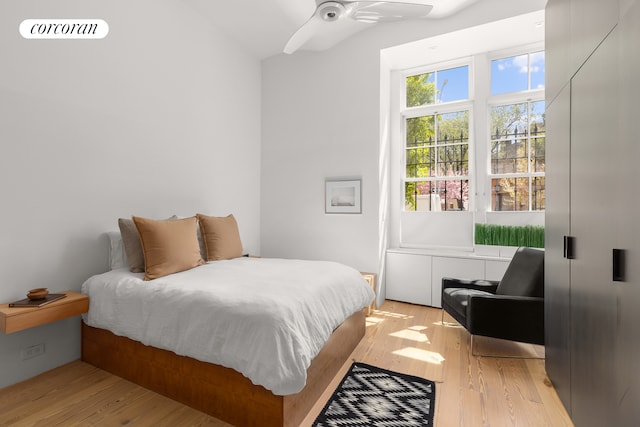 bedroom featuring light wood finished floors and a ceiling fan