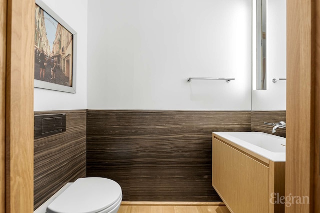 bathroom with vanity, toilet, visible vents, and wainscoting