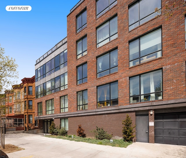 view of apartment building / complex