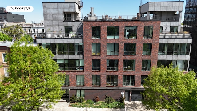 view of apartment building / complex