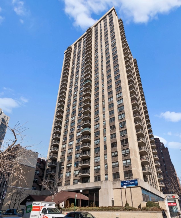 view of apartment building / complex