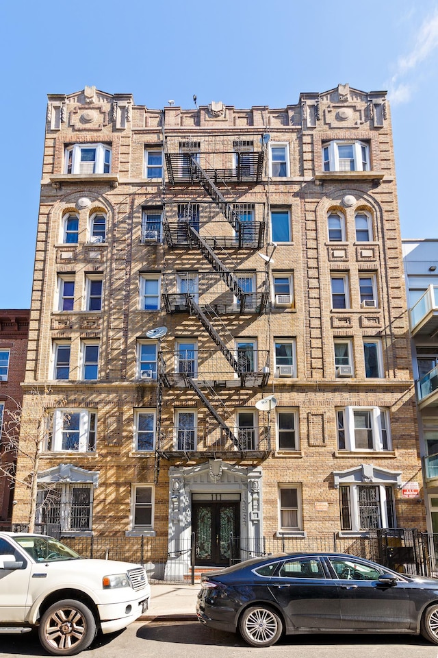 view of apartment building / complex