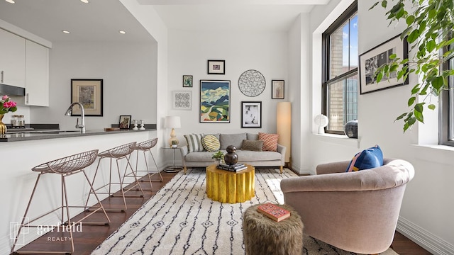 living area featuring dark wood-type flooring, recessed lighting, and baseboards