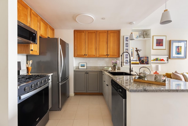 425 Main St Unit 4-C, New York City, NY 10044 - kitchen with stainless steel appliances, a sink, a peninsula, and tasteful backsplash