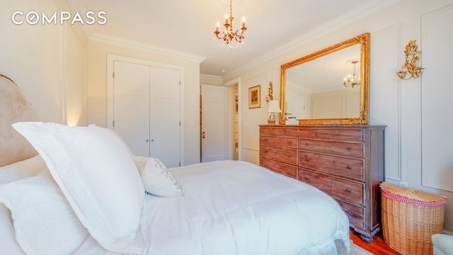 bedroom with crown molding, a closet, and a notable chandelier