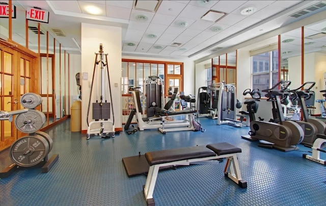 exercise room featuring visible vents and a drop ceiling