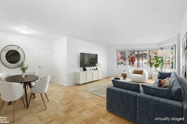 60 Sutton Pl S Unit 3Kn, New York City, NY 10022 - living area featuring baseboards