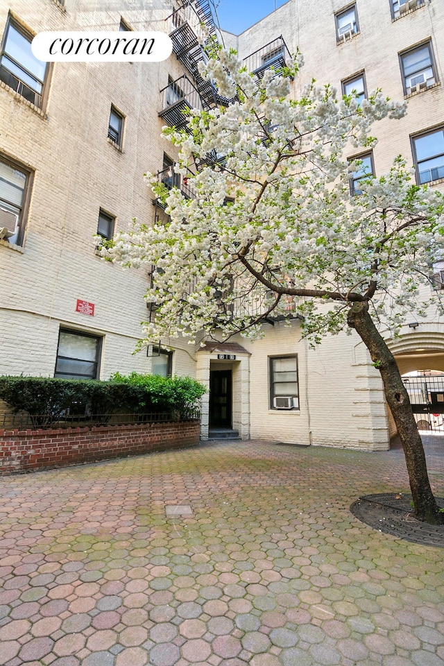 view of apartment building / complex