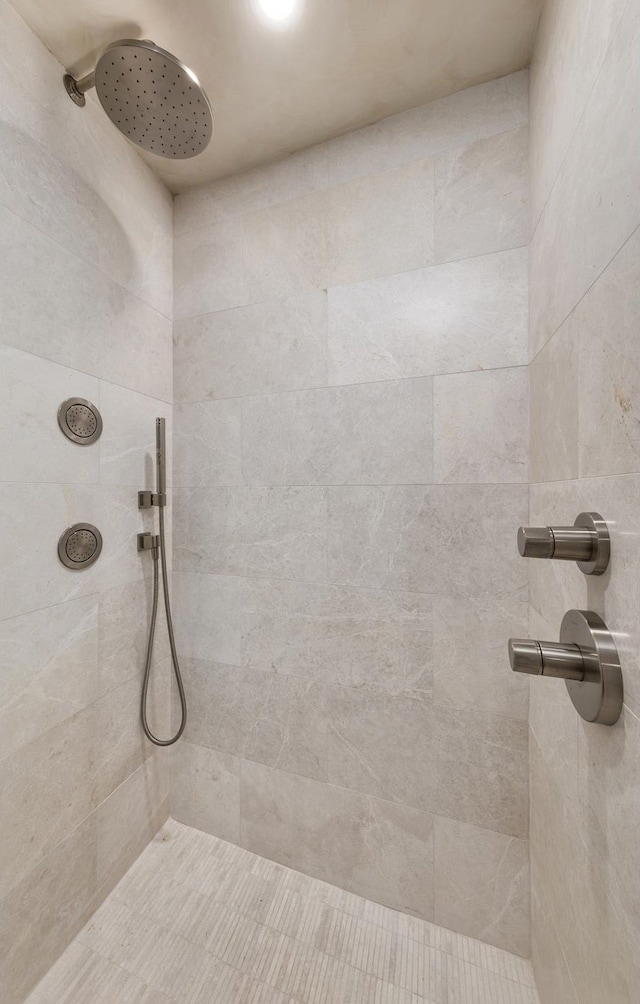 bathroom featuring a tile shower