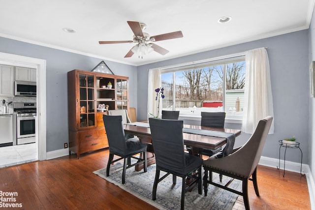 dining area featuring crown molding, wood finished floors, baseboards, ceiling fan, and recessed lighting