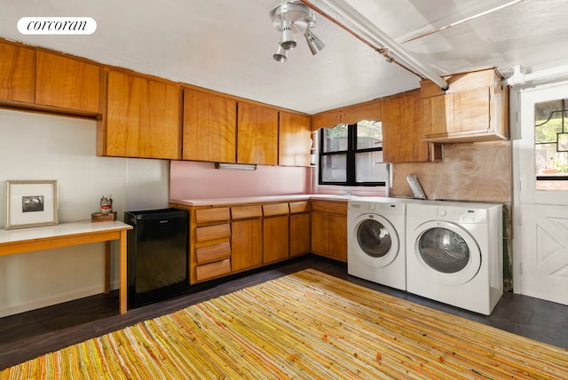 laundry area featuring visible vents, cabinet space, dark wood finished floors, and washing machine and clothes dryer