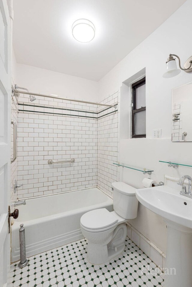 175 Amity St Unit A4, New York City, NY 11201 - full bath featuring toilet, tile patterned floors, and shower / washtub combination