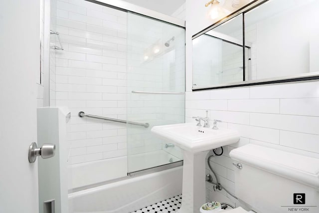 full bath featuring shower / bath combination with glass door, backsplash, and toilet