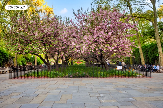 535 E 86th St Unit 21B, New York City, NY 10028 - view of community featuring a patio