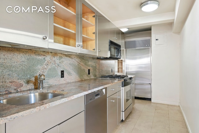1025 5th Ave Unit 7As, New York City, NY 10028 - kitchen with stainless steel appliances, a sink, baseboards, and decorative backsplash