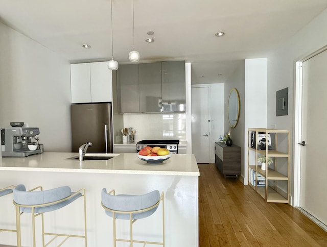 2-26 50th Ave Unit 7-F, New York City, NY 11101 - kitchen featuring freestanding refrigerator, a sink, stove, modern cabinets, and a breakfast bar area