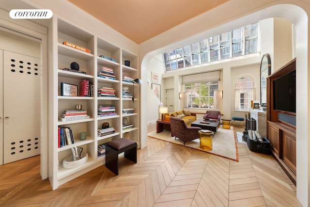 sitting room featuring arched walkways