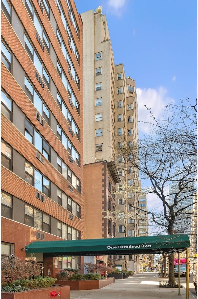 view of apartment building / complex