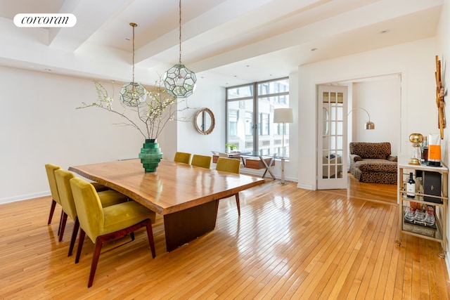 dining room featuring visible vents, light wood-style flooring, and baseboards