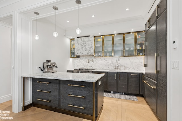 indoor wet bar with decorative backsplash, wall chimney exhaust hood, crown molding, hanging light fixtures, and recessed lighting