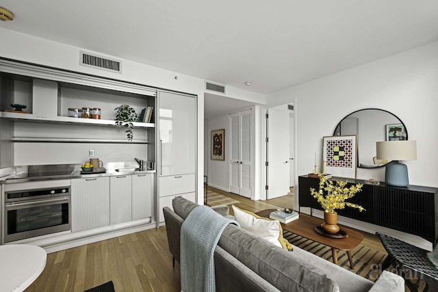 18 W 48th St Phd, Phd, New York City, NY 10036 - living area featuring wood finished floors and visible vents