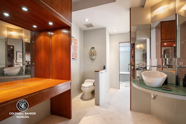 115 E 61st St Ph, Ph, New York City, NY 10065 - full bath featuring a sink, recessed lighting, toilet, and tile patterned floors