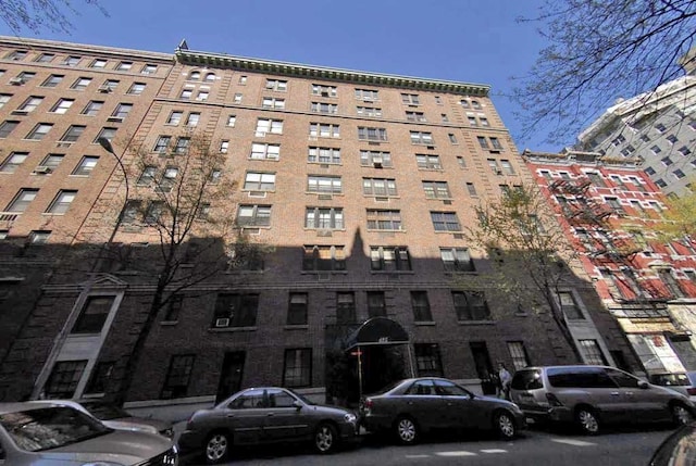 view of apartment building / complex