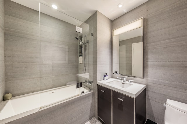 full bathroom featuring tiled shower / bath combo, toilet, recessed lighting, and vanity