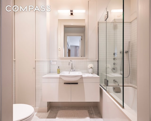 565 Park Ave Unit 2, New York City, NY 10065 - bathroom featuring toilet, vanity, and tub / shower combination