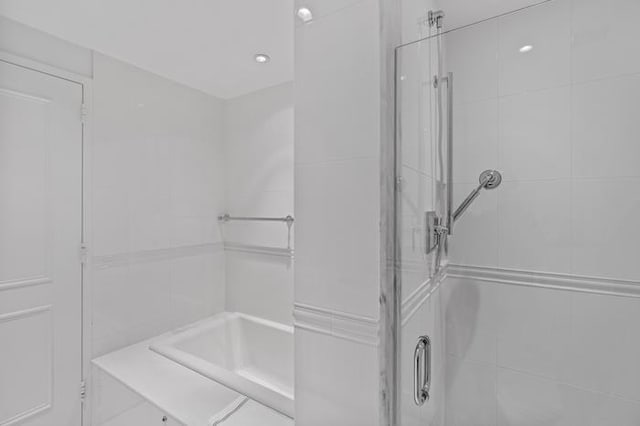 200 Riverside Blvd Unit 30-B, New York City, NY 10069 - full bath with an enclosed shower and a tub