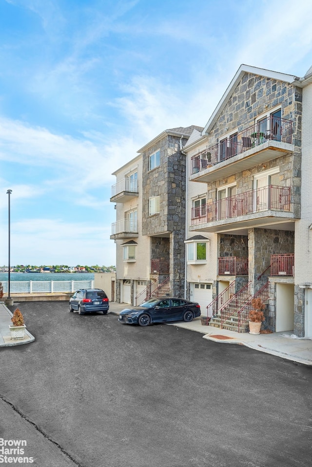 view of apartment building / complex
