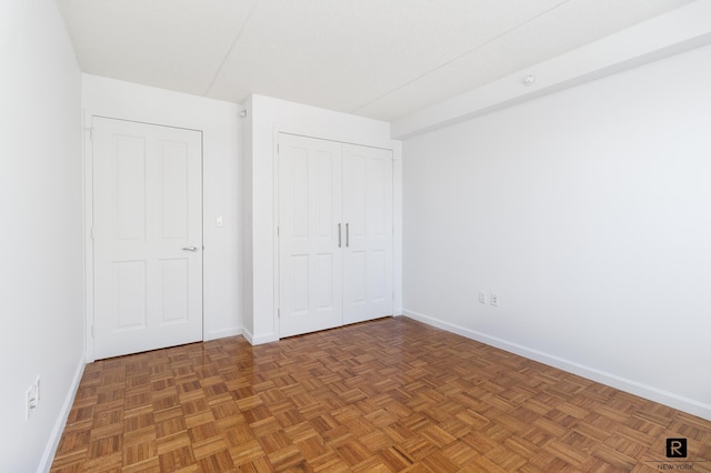 unfurnished bedroom featuring baseboards and a closet