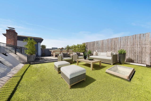 view of yard featuring outdoor lounge area