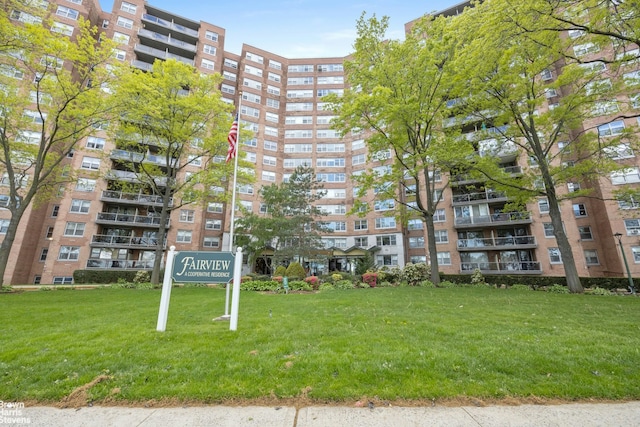 view of apartment building / complex