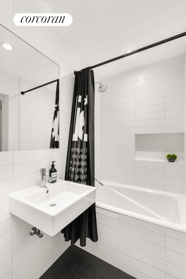 bathroom featuring tiled shower / bath combo, a sink, recessed lighting, and tile patterned flooring