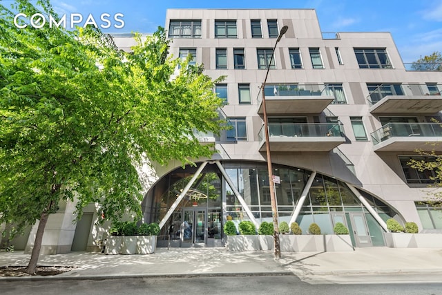 view of apartment building / complex
