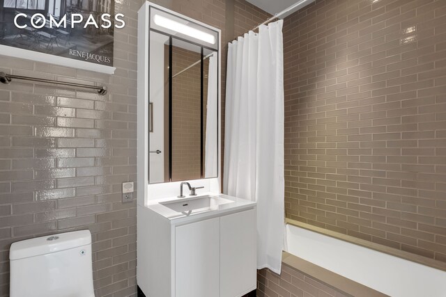 959 1st Ave Unit 25H, New York City, NY 10022 - full bath featuring curtained shower, vanity, and toilet